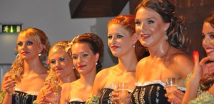 Die Tanzgruppe Frauen heizt die Stimmung ein auf der Wies'n Gaudi